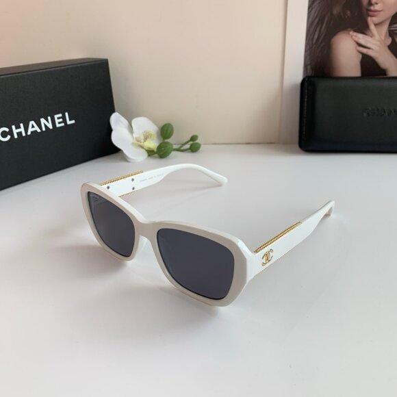Premium Chanel Eyewear: White Frame, Detailed Gold Chain - Picture 7 of 8
